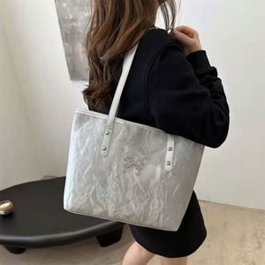 THK Nouveau Sac Fourre-tout Grande Capacité Tendance avec Bandoulière Papillon et Chaînes, Fermeture Éclair Unique, en Cuir PU de Haute Qualité pour Femme - Product Image 3