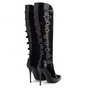 Bottes hautes sexy pour femmes, taille 46, à talons fins, avec boucles métalliques, bout pointu, en cuir verni et fermeture éclair latérale longue - Product Image 5