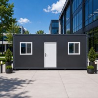 Module de bureau conteneurisé amovible, corps gris anthracite, porte centrale blanche, fenêtres symétriques, pour aménagement en jardin, cour ou place publique