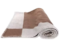 Manufacture directe 100% laine Jacquard matelassé couverture solide tissé conception bas prix double taille portable pour la maison hôtel Offre Spéciale