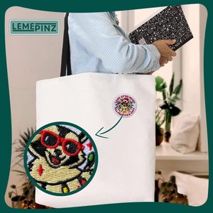 Parche Bordado Termoadhesivo Personalizado de Mapache Festivo de 3 Pulgadas para Sombreros, Ropa y Mochilas - Product Image 3