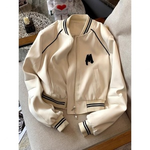 แจ็คเก็ตเบสบอลสไตล์แฟชั่นสำหรับผู้หญิง แจ็คเก็ตสั้นแต่งพู่เท่ๆ สบายๆ สีขาว ทำจากผ้าเดนิม - Product Image 4