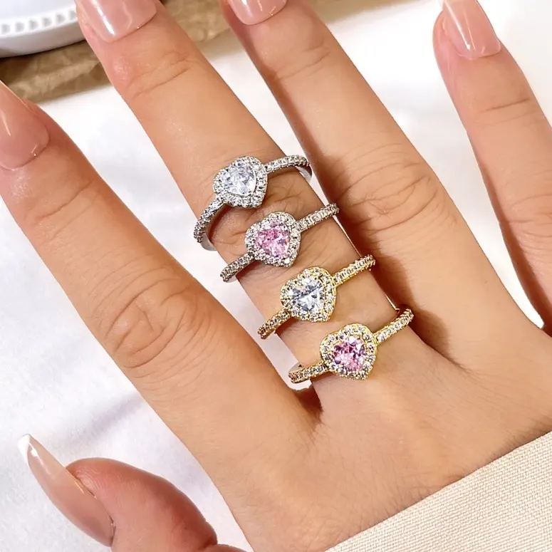 Alla moda anello di moda 18K placcato oro ghiacciato per l'eternità rosa CZ anelli con cuore in zircone cubico per donne e ragazze