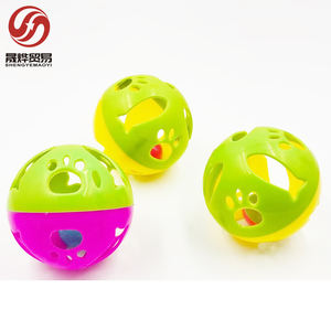 Palla Giocattolo Interattiva per Gatti in Plastica, Multicolore, Grande, con Motivo a Zampa di Pesce, Gioco per Gatti con Campanelli - Product Image 3