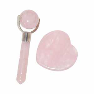 Ensemble d'outils de massage en quartz rose le plus vendu : rouleau et planche Gua Sha - Product Image 5