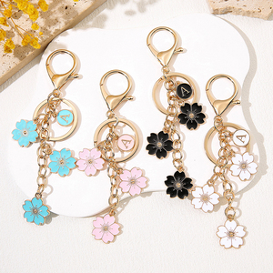 سلسلة مفاتيح معدنية مطلية بالمينا الصلبة والناعمة بتصميم زهرة من سبائك الزنك للبيع بالجملة من المصنع، حلية حقيبة نسائية، حلقات مفاتيح مخصصة - Product Image 1