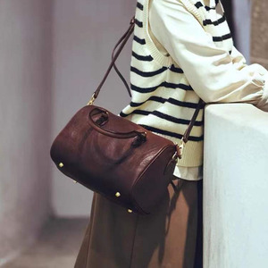 Sac à main Boston en cuir véritable marron café avec fermeture éclair, poignée souple et deux sangles, sac à bandoulière pour femme - Product Image 3