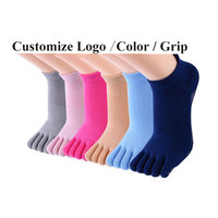 Vente en gros Chaussettes tricotées antidérapantes colorées de haute qualité pour le yoga à cinq doigts pour femmes