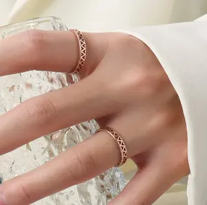 Hadiah Perhiasan Wanita Cincin Berongga Hati Berongga Huruf V Merah Muda Emas Mawar Baja Tahan Karat