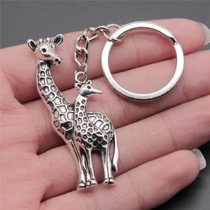 Porte-clés pendentif en alliage en forme de girafe Porte-clés porte-monnaie en métal Vente en gros - Product Image 4