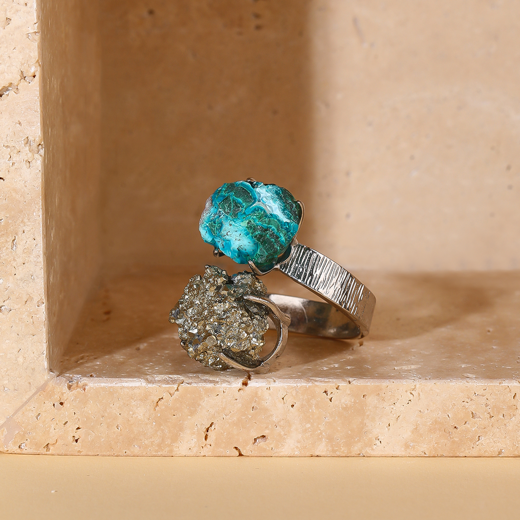 Chrysocolle et pyrite de fer