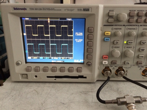 Osciloscopio Digital Tektronix TDS 3012B Calibrado de 100MHz con Muy Bajas Horas de Uso - Product Image 3