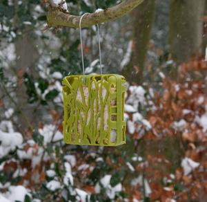 Esschert Design Mangeoire à oiseaux suspendue au toit vert pour l'extérieur "Chiffchaff" Suet Block Hanger - Product Image 1