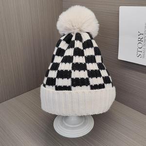 Bonnet en tricot jacquard à carreaux en acrylique épais et chaud de haute qualité, noir et <span class=keywords><strong>blanc</strong></span>, <span class=keywords><strong>avec</strong></span> pompon et impression numérique - Product Image 4