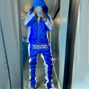 Ensemble de survêtement décontracté pour homme, coupe-vent léger, veste zippée à capuche et pantalon en nylon, style hip-hop, idéal pour l'hiver - Product Image 1