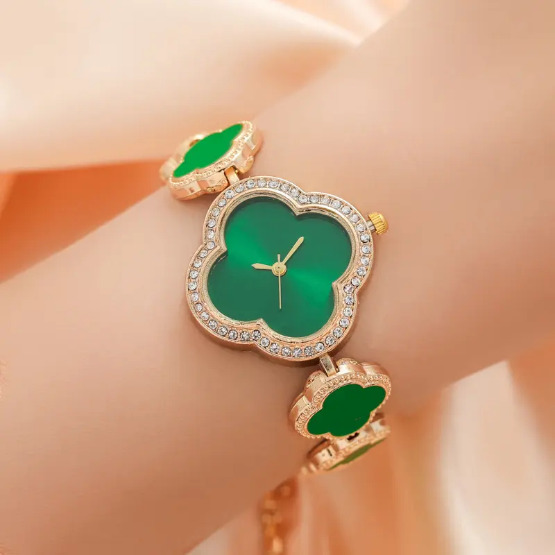 Jam tangan Dial jam tangan kuarsa jam tangan mode grosir Retro mewah wanita empat daun semanggi perhiasan wanita gelang berlian hijau 570
