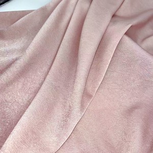 Tela <span class=keywords><strong>de</strong></span> crepé satinado con purpurina pesada <span class=keywords><strong>de</strong></span> 122 g/m² para vestidos <span class=keywords><strong>de</strong></span> mujer en la <span class=keywords><strong>temporada</strong></span> <span class=keywords><strong>de</strong></span> primavera-<span class=keywords><strong>verano</strong></span>, venta al por mayor <span class=keywords><strong>de</strong></span> tela lista para usar. - Product Image 1
