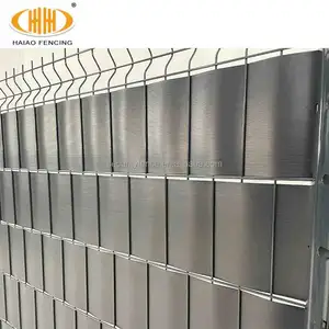 Factory supplier galvanized and pvc coated 3D decorative curved bending fencing with plastic privacy slat