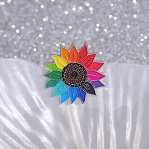 Spilla in metallo LGBT distintivo in metallo con spilla in smalto arcobaleno girasole - Product Image 2