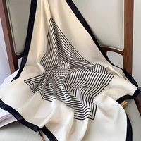 Premium personnalisé 100% soie de mûrier petit foulard carré noir blanc rayé mode écharpe pour les femmes