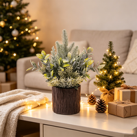 Großhandel Künstliche Weihnachts-Tischpflanze Beflockte Kiefer Eukalyptus-Blätter Getopfte Weihnachts-Tischdekoration für Innenräume