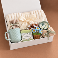 Coffret cadeau spa artisanal personnalisé avec couverture, tasse, bougie, savon, chaussettes, fleur au crochet pour cadeaux d'entreprise