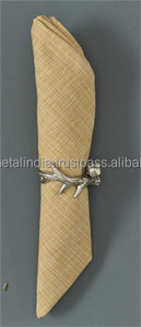 Rond de serviette en fer de la meilleure qualité avec un design de forme carrée parfait pour les fêtes de mariage et une utilisation élégante de la vaisselle - Product Image 2