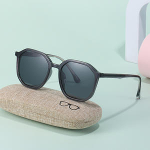 Gafas de Sol Polarizadas Retro Tr90 Unisex con Marco Cuadrado, Protección UV400 para Pesca, Conducción, Ciclismo y Actividades al Aire Libre - Product Image 1