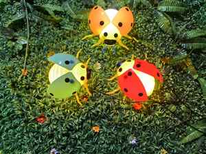 Lampadaire Coccinelle en Résine Étanche de Haute Qualité, Lumières Lumineuses pour Pelouse, Idéal pour la Décoration de Parcs, Places, Noël et Ramadan - Product Image 1