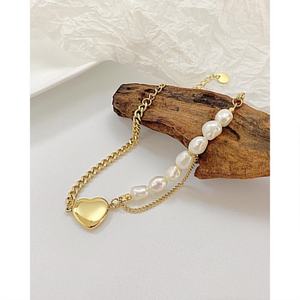 Bracelet pour femme en acier inoxydable plaqué or 18 carats avec pendentif cœur et perles, idéal pour la Saint-Valentin - Product Image 3
