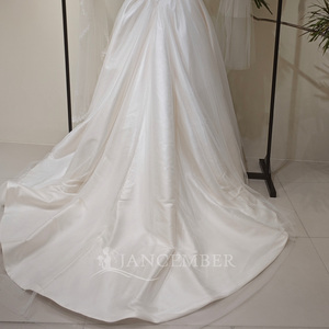 Robe de mariée moderne et minimaliste LY137, sans bretelles, en satin ivoire, avec volants et appliques florales en cristal, longue jusqu'au sol - Product Image 5