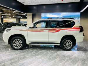 Toyota Prado (<span class=keywords><strong>Bully</strong></span>) 2020 d'occasion, SUV, Turbo, conduite à gauche, intérieur foncé, sièges en cuir, pneus R18, démarrage à bouton unique, toit ouvrant - Product Image 4