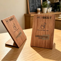 Panneaux en bois exclusifs Nichen One pour paiement par code QR, idéaux pour restaurants, hôtels et bars, et panneaux de table réservée.