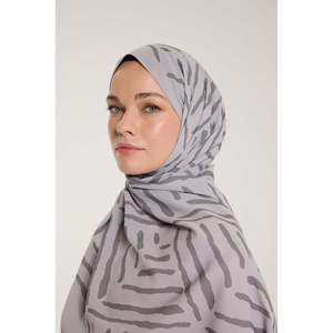 ผ้าพันคอเพียวโทน รูปตัววี สีเทานุ่ม พิมพ์ลาย ยาว 100% โพลีเอสเตอร์ - Product Image 4