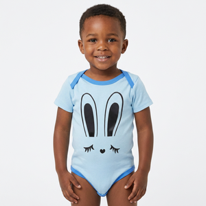Lindo pelele de bebé con estampado de conejito, manga corta, azul claro, algodón suave, unisex, para otoño, con cierre de botones a presión - Product Image 1