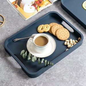 Bandeja rectangular de madera color Morandi con doble asa y borde ancho para servir té, café, agua, juego de vajilla para uso en la comedor. - Product Image 2