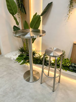 Tavolo Alto Moderno con Base Conica in Acciaio Inox Spazzolato e Sgabello da Bar Abbinato con Seduta Radiale per Casa, Bar, Scuola, Hotel