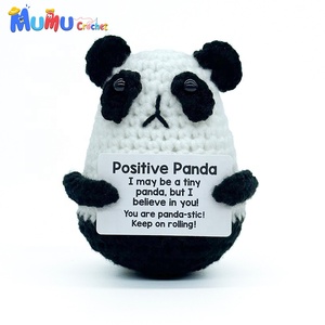 Muñeco de Ganchillo Hecho a Mano Personalizado, <span class=keywords><strong>Panda</strong></span> Amigurumi con Tarjeta Positiva, Abrazo de Bolsillo de Apoyo Emocional, Compañero de Escritorio, Regalo de Navidad - Product Image 1