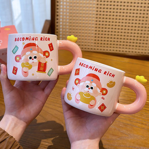Tasse en céramique Zuo Mu rose avec anse, motif peint à la main du Dieu de la Richesse, cadeau idéal pour les filles, hiver 2025 - Product Image 5