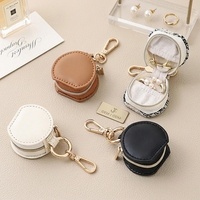 Personalisiertes Geschenk Maßgefertigte Leere Tragbare Schmuckbox PU-Leder Reise-Ohrringe-Ring Mini Runde Schmuckbox Mit Schlüsselanhänger