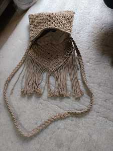 Sac bandoulière beige en crochet avec fermeture boutonnée et accent pompon pour les voyages décontractés - Product Image 3