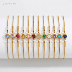 สร้อยข้อมือแบบเลื่อนปรับได้ประดับพลอยประจำเดือนเกิด |   สร้อยข้อมือสแตนเลสสตีลชุบทอง 18K PVD แบบปรับได้ พร้อมจี้ประดับเพชร CZ รูปทรงหินประจำเดือนเกิด - Product Image 5