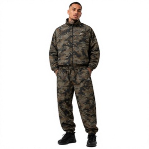 Ensemble de survêtement camouflage forestier personnalisé pour homme – Veste coupe-vent légère à fermeture éclair et pantalon de jogging ample – Vêtements streetwear – Vente en gros de vestes USA - Product Image 1