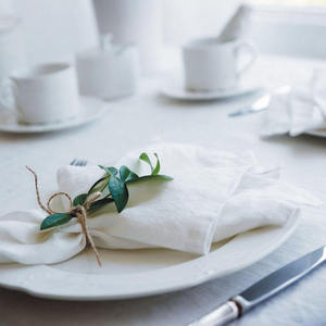 Servilletas de Tela de Lino Lavado Blanco con Borde Deshilachado al por Mayor para Hoteles, Restaurantes y Banquetes - Product Image 1