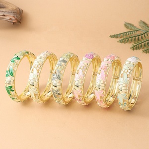 Venta al por mayor de fábrica: Pulsera de cadena y eslabones chapada en oro con diseño retro de flores y hojas verdes, hueca y ancha, para mujer. - Product Image 2