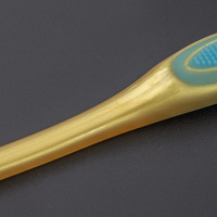 Cepillo de Dientes para Adultos con Cabezal Pequeño Color Dorado