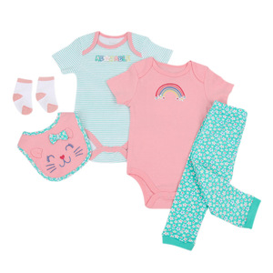 Ensemble Cadeau de Vêtements pour Bébé Nouveau-né en Gros : 5 Pièces (Barboteuse, Pantalon, Bavoir, Chaussettes) - Product Image 4