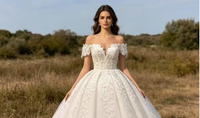 Robe de mariée coupe princesse à manches courtes volantées, en dentelle florale, tulle à sequins et traîne courte
