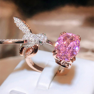 Modieuze en milieuvriendelijke messing sieraden, <span class=keywords><strong>ring</strong></span> met kolibrie-vormige vogelvorm, ovaal, zeeblauwe zirkoon, damesontwerp - Product Image 1
