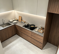 Meubles de cuisine modernes sur mesure bicolores, grain de noyer et blanc mat, sans poignées, avec plan de travail en pierre